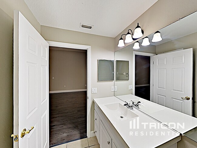 Building Photo - 401 Lisa Ann Ct