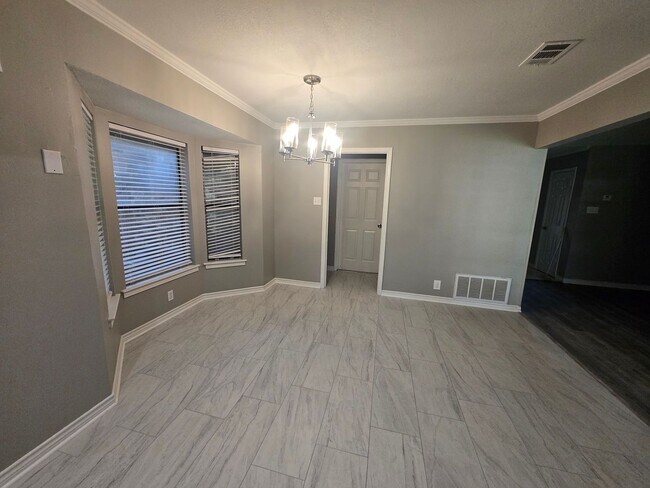 Building Photo - Charming 3bd 2 bth