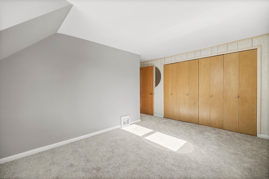 Building Photo - 1515 Longwood Dr