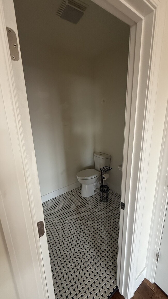 Building Photo - Cute, Convenient 2 bedroom, 1.5 bathroom apartment in the heart of Valdese!