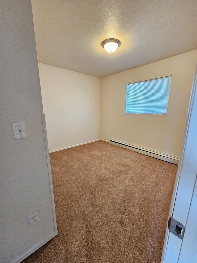 Building Photo - Cute 2 bedroom unit on University Dr.