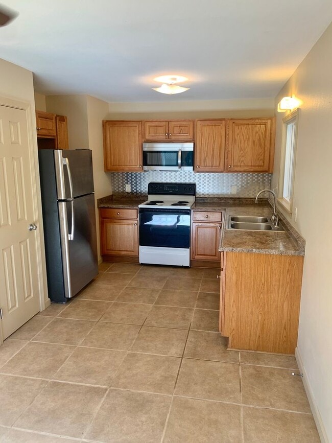 Building Photo - 3 Bedroom / 1 Bath House in Paia town! Walking distance from the beach!