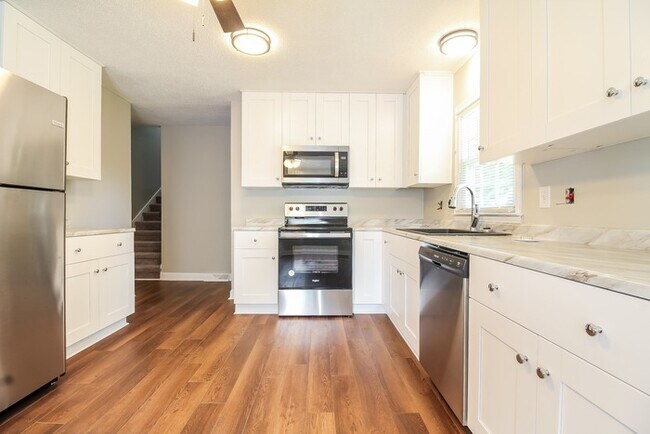 Building Photo - 305 Maple Dr