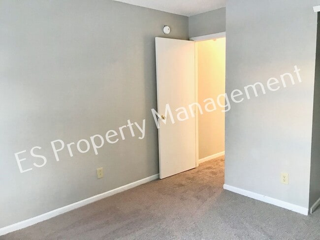 Building Photo - Beautiful 3 Bedroom 2 Bathroom Ranch Style Home in Lawrence!