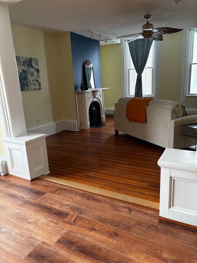 Building Photo - Centrally located 1 bedroom unit, flexible rental terms, partially furnished