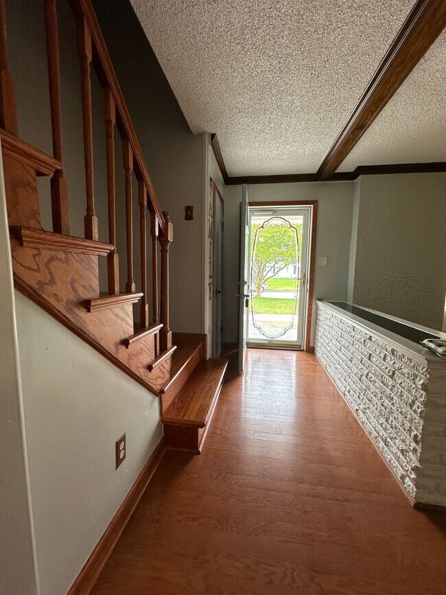 Building Photo - Pembroke Manor-4 bedroom 2.5 bath Single f...