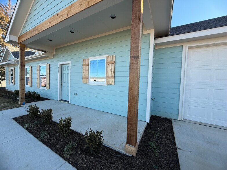 Building Photo - 207 Railroad Ave