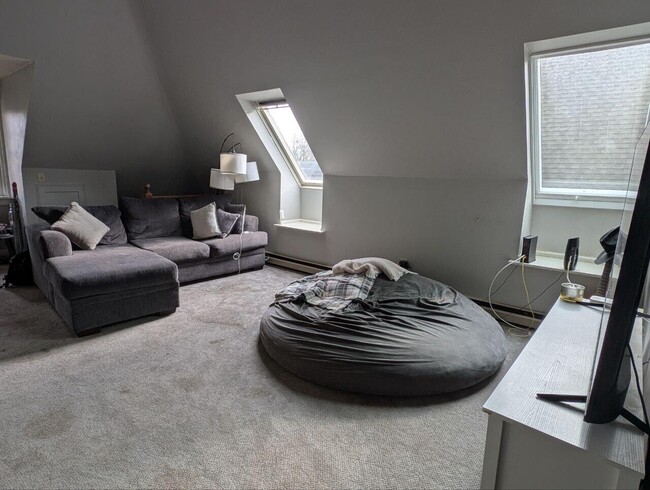 Building Photo - 3040 N Farwell Ave