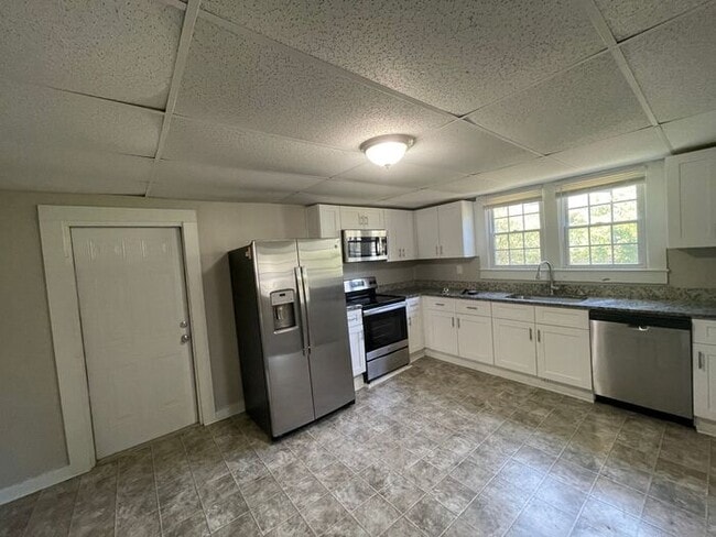 Building Photo - 4 bedroom 2 bath house
