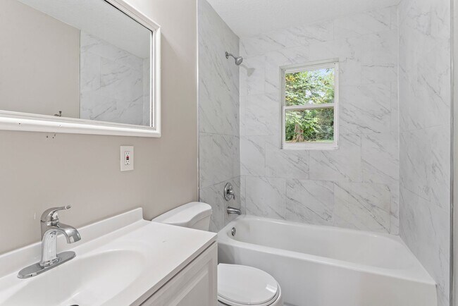 Building Photo - Modern Comfort in Independence, MO – 3-Bedroom Duplex! $1295.00