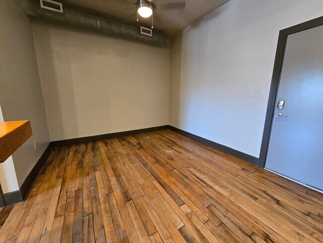 Building Photo - 123 Pine St