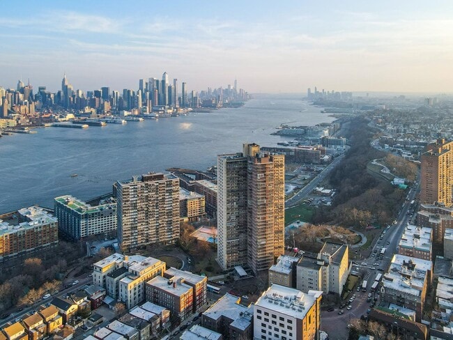 Primary Photo - 6040 BLVD E