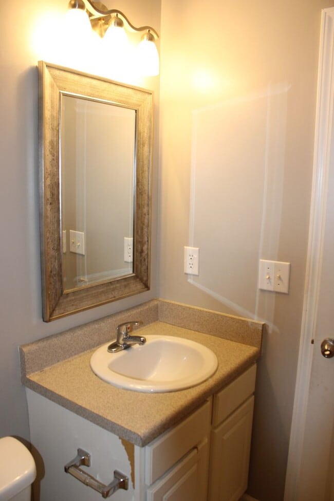 Building Photo - Modern Townhome in Havelock