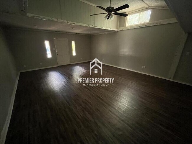 Building Photo - 2065 St James Dr