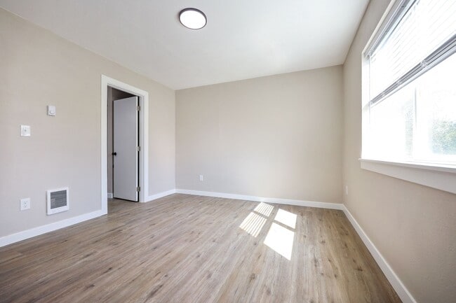 Building Photo - 2-Bedroom Duplex in SE Portland