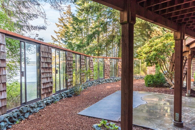 Building Photo - 2 Bed+ 2 Bath Home With Water View