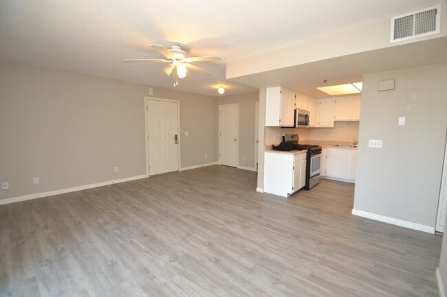 Building Photo - 2 Bedroom 2 Bath Condo on 9th East!!!