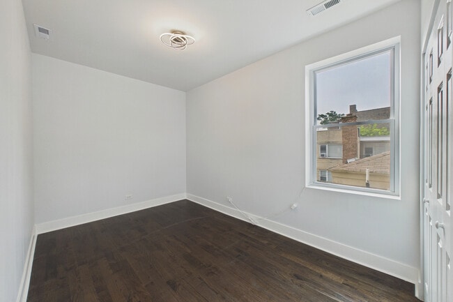 Building Photo - 7919 S Ellis Ave