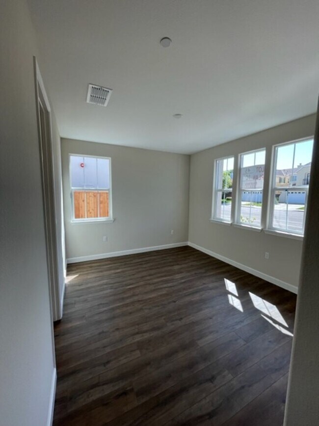 Building Photo - 3 Bedroom 2 Bathroom