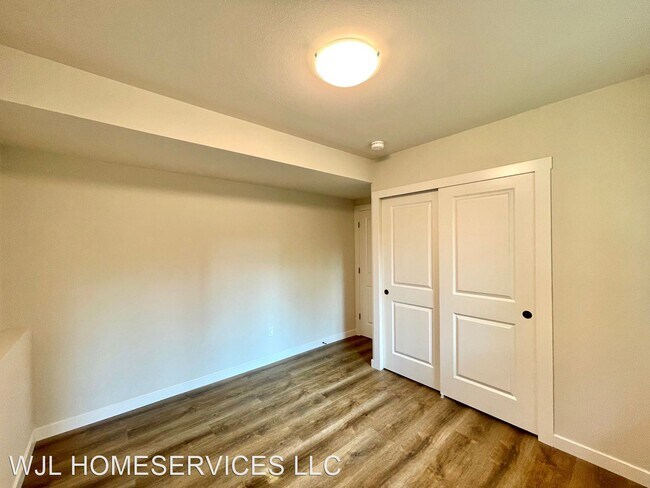 Building Photo - 4 br, 3 bath House - 12903 NE 76th St