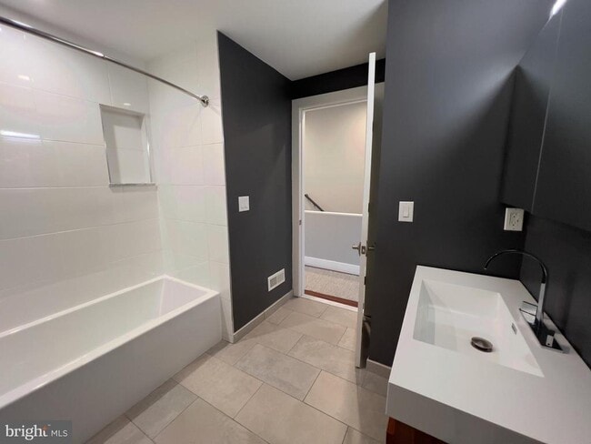 Building Photo - 423 Wallace St