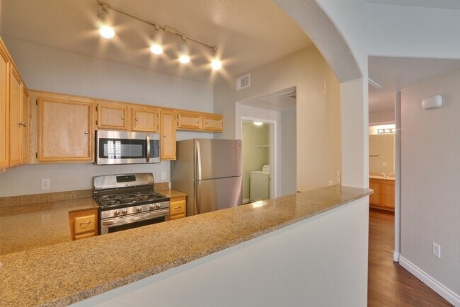 Building Photo - Upgraded Northwest 1 Bedroom Condo with At...