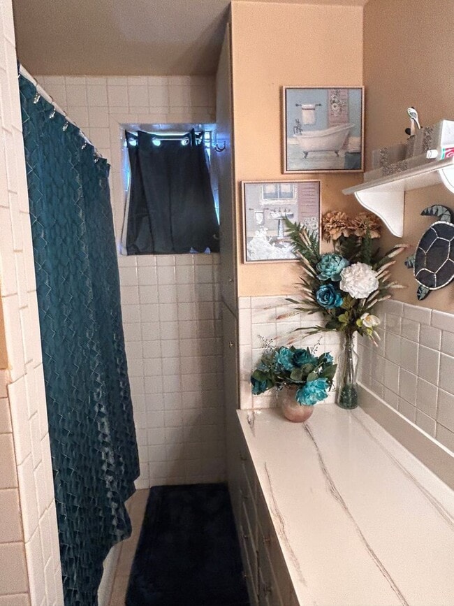 Building Photo - Lovely Historical Home