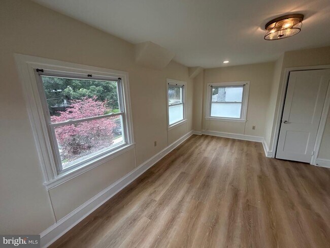 Building Photo - 243 Rockglen Rd