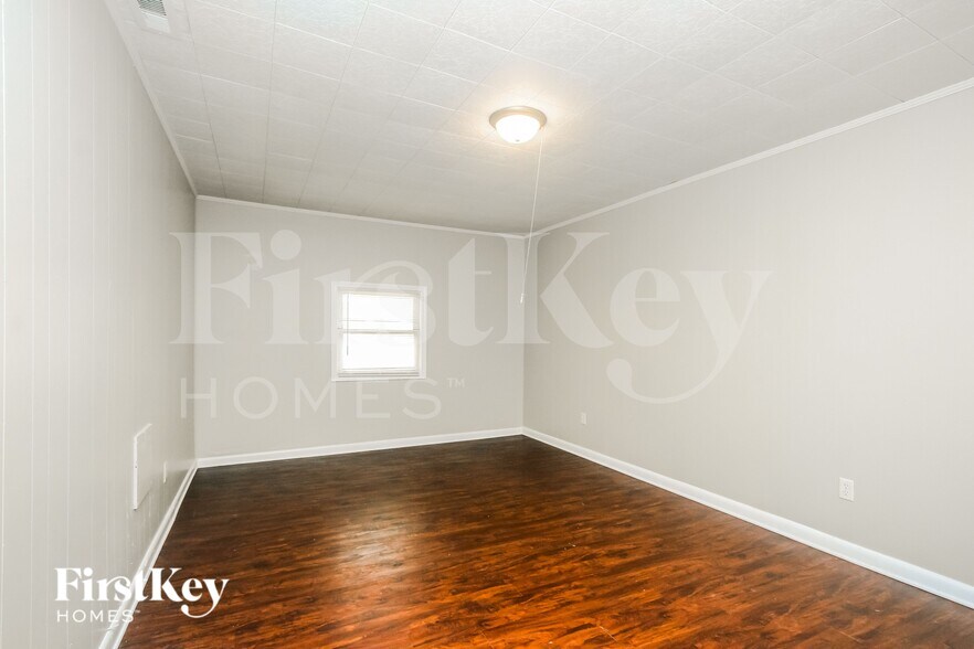 Building Photo - 1541 Younce St