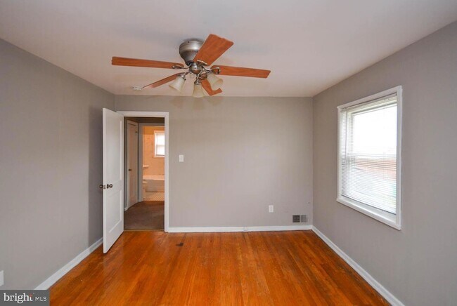 Building Photo - 5000 Surrey Ln