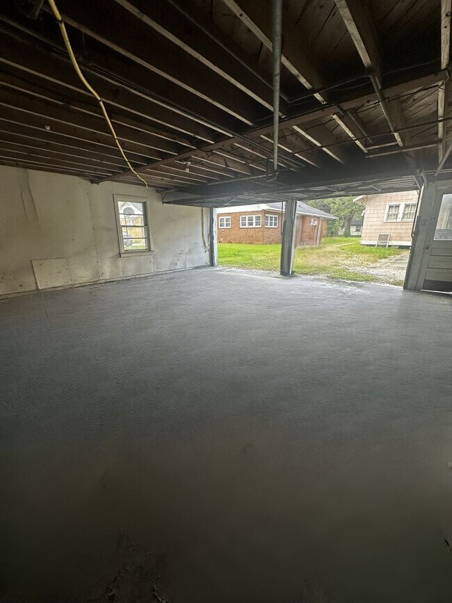 Building Photo - 704 E Thomas St