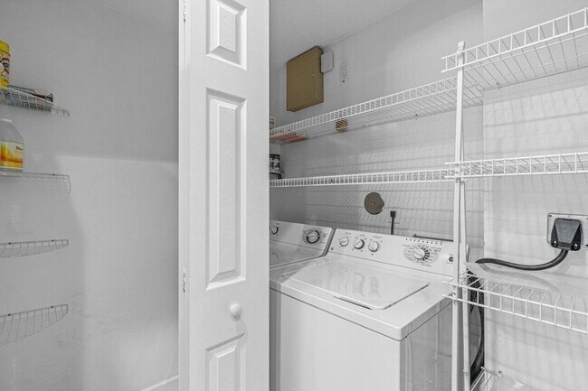 Building Photo - 526 Commons Dr