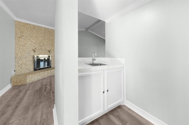 Building Photo - 2523 W Greens Rd