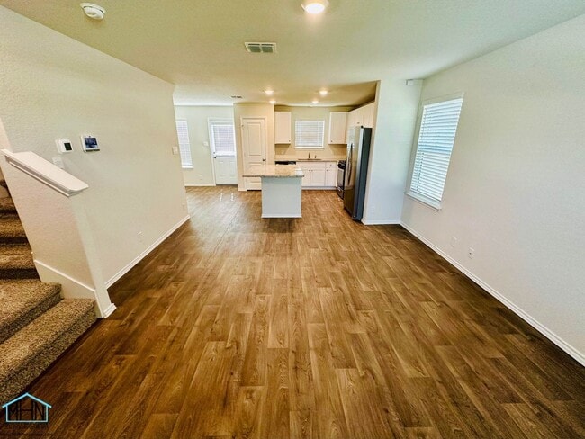 Building Photo - Spacious 4 Bed, 2.5 Bath Two-Story Home, 1...