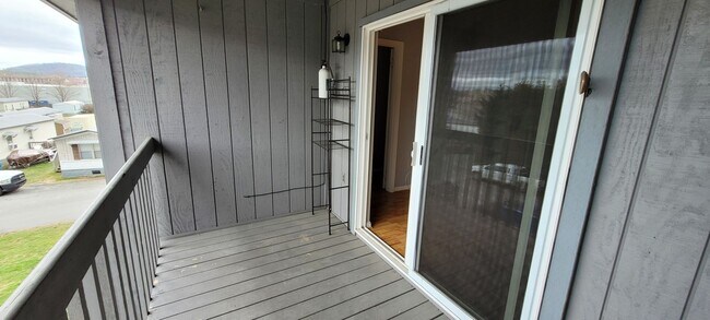 Building Photo - 523 Meadowview Dr