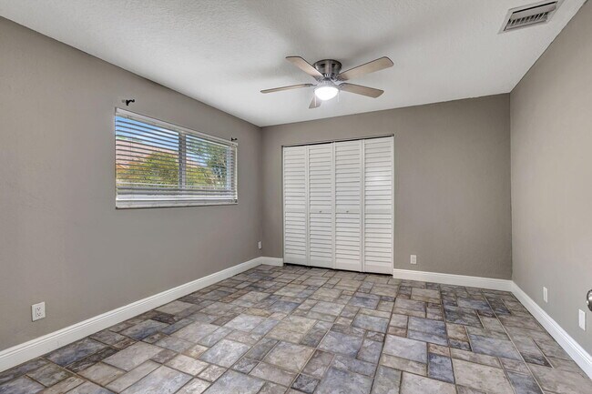 Building Photo - 1402 Cormorant Rd