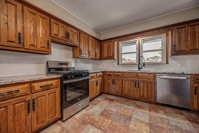 Building Photo - 809 N Ross Ave