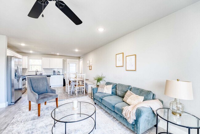 Building Photo - 214 NW L St