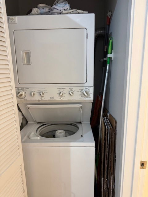 Building Photo - 900 N Kingsbury St