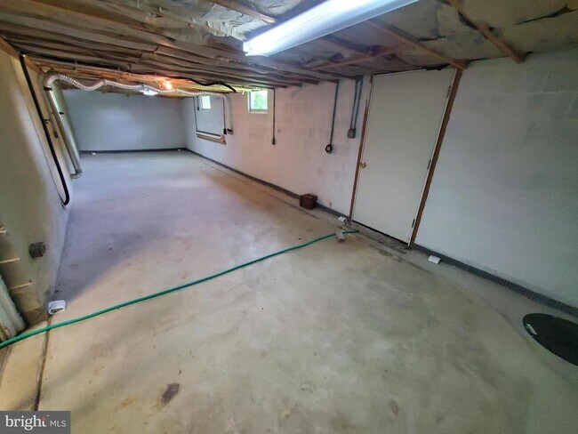 Building Photo - 570 Guldin Rd