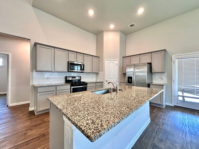 Building Photo - Bright and Spacious 4/BR 3/BA Home with Pr...