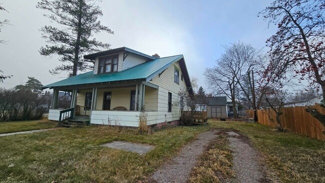 Building Photo - Large Corner Lot House