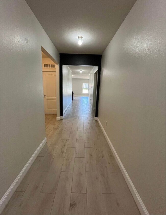Building Photo - Beautiful 4-Bedroom Home in Sought-After H...
