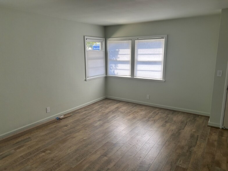Building Photo - 2021 Ocean Park Pl N