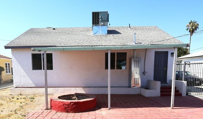 Building Photo - Updated and Stunning 2 Bedroom 1 Bathroom ...