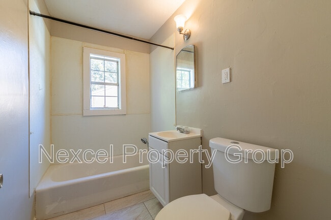 Building Photo - 1677 Echles St