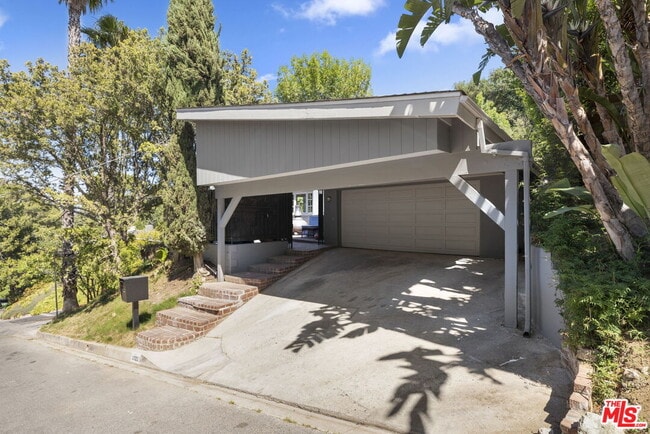 Building Photo - 2222 Sunset Crest Dr