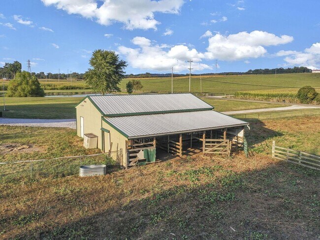 Building Photo - Your country retreat awaits!