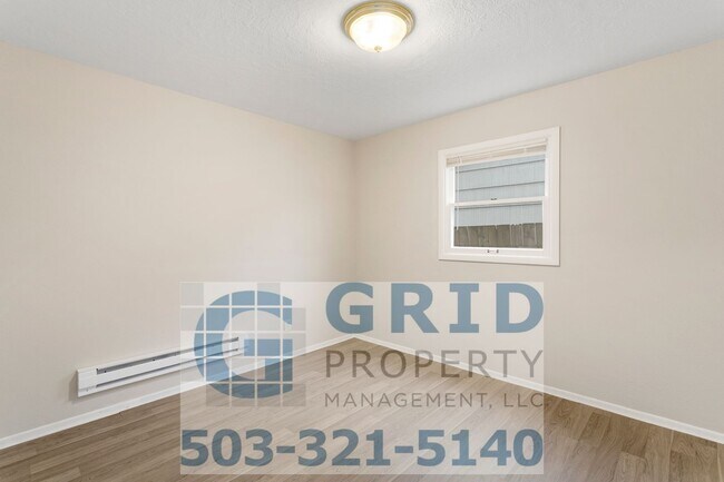 Building Photo - 3 Bedroom Home - Large Corner Lot - SE Por...