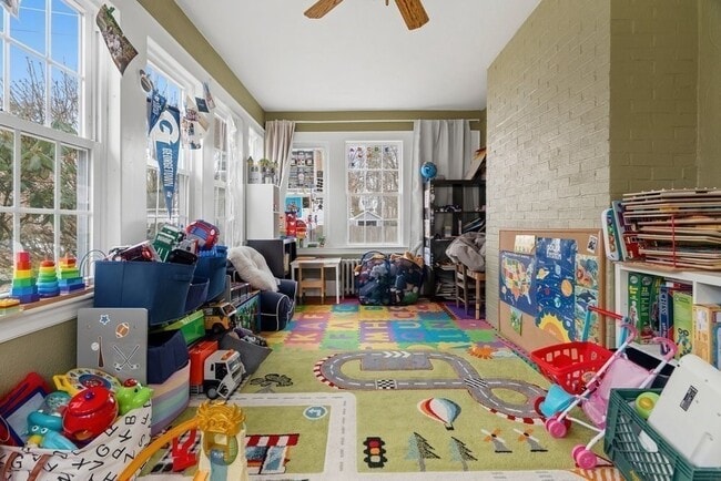 Building Photo - 859 Fellsway W